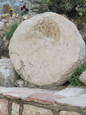 Reproduction de la pierre qui obstruait l'ouverture du tombeau
