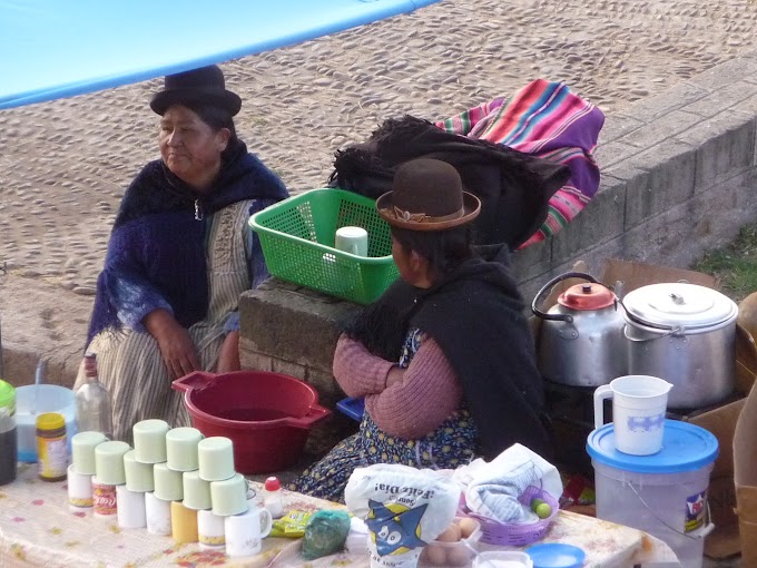 Cholitas en Copacabana, Bolivia