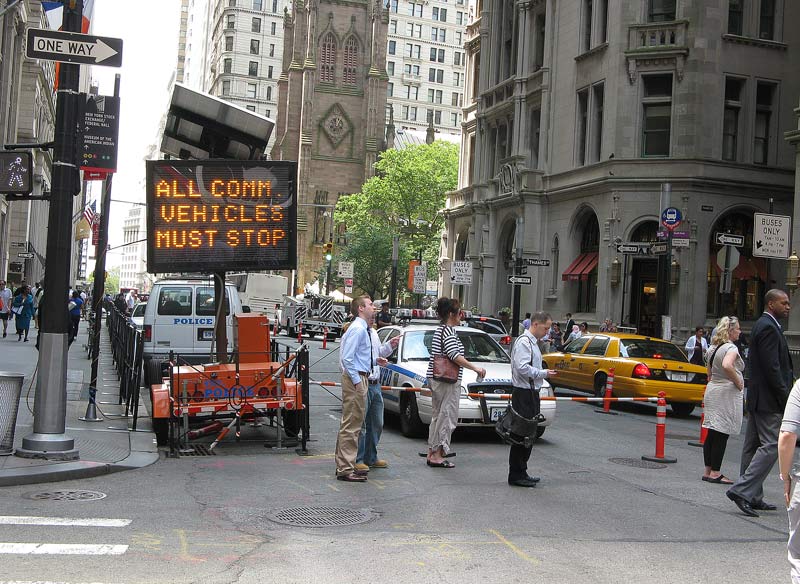 Бродвей, Нью-Йорк, США - 16 июня 2011 года police security checkpoint