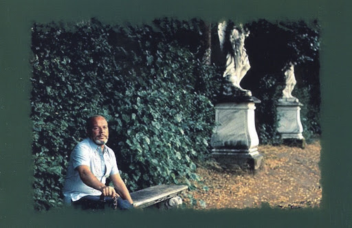 Foto de Jaime Gil de Biedma en el disco "...que te voy a enseñar un corazón infiel" Jaime Gil de Biedma: toda la vida volcado en verso, en el bando de nadie pero con la resolución de ser feliz.