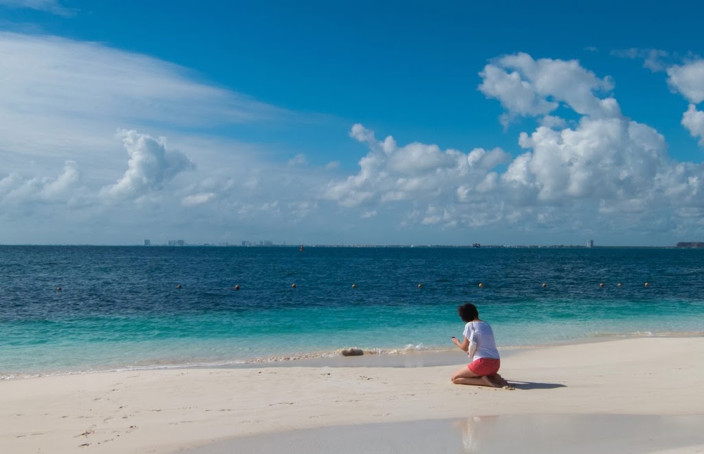 "А где в декабре лето? На Мальдивах, Сейшелах, в Доминикане, … и …."