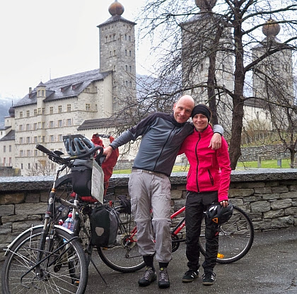 Chris und Anna beim Start vor dem Schloss Stockalper von Brig, Schweiz