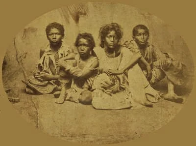 Vítimas das secas de 1877/1878, no Ceará - Brasil. Foto: autor desconhecido, Biblioteca Nacional.