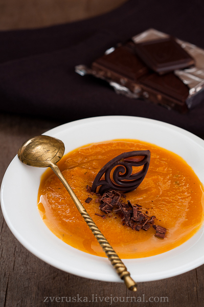Тыквенный суп с копченым перцем и горьким шоколадом
