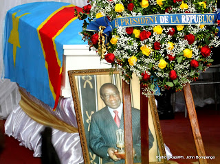 La dépouille mortelle de Tabu Ley le 09/12/2013 au Palais du Peuple à Kinshasa. Radio Okapi/Ph. John Bompengo