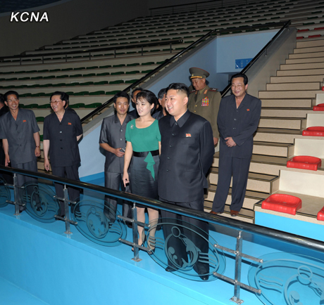 北朝鮮、謎の女性は金正恩第1書記の妻と報道 遊園地で大はしゃぎ