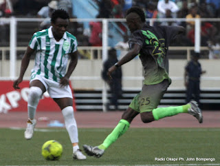 L’AS-V Club (vert noire) contre DCMP (vert blanc) le 27/10/2012 au stade des martyrs à Kinshasa, score: 1-0. Radio Okapi/ Ph. John Bompengo