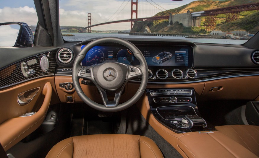 Xe Mercedes E300 cũ sản xuất 2017 màu Trắng chạy 22000 Km