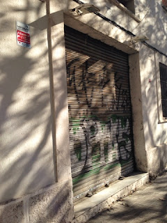 Persiana de un comercio en Barcelona grafitada