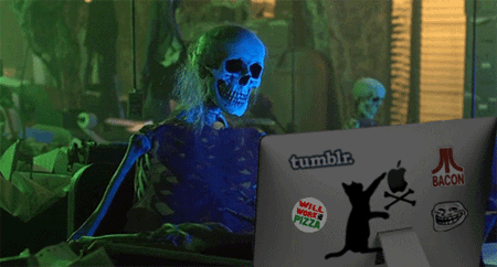 Calavera de Halloween revisando Internet, redes sociales.