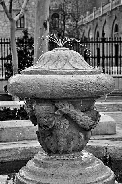 Blanco y negro de una fuente con el agua salpicando