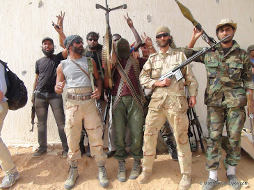 المارينز الامريكي ماتيو فانديك وتلاعب الاعلام يصورونه انه صحفي وهذا اعلام الماسونية كيف يضلل المغفلين  Matthew-vandyke-american-freedom-fighter-rebel-fn-fal-rebels-sirte-libya-war
