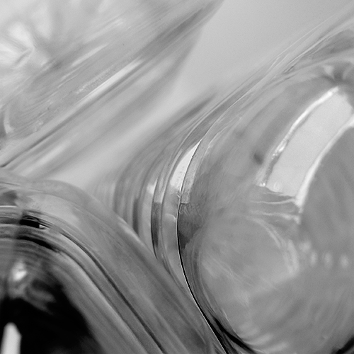 photo of plastic bottle, black and white, plastic, fotografia de garrafão de plástico, ruimnm, garrafão, plástico, preto e branco