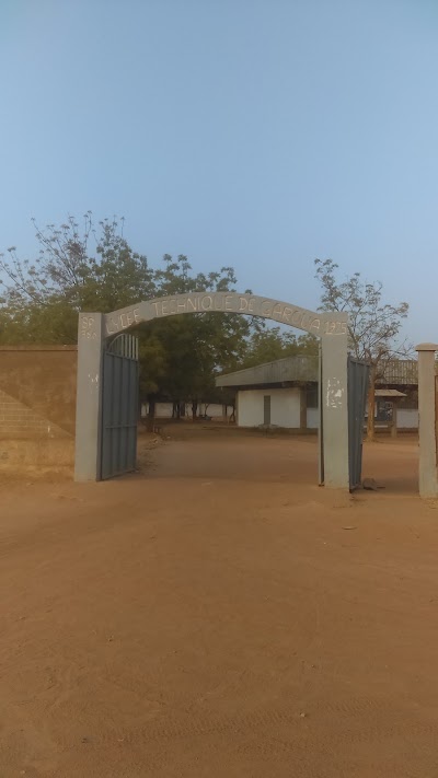 Photos of Roumd&eacute; Adjia Stadium