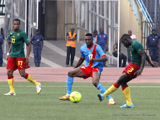 Les Léopards juniors de la RDC (bleu) contre les Lions Juniors du Cameroun (vert)  le 6/10/2012 au stade des martyrs à Kinshasa, score: 4-1. Radio Okapi/ Ph. John Bompengo