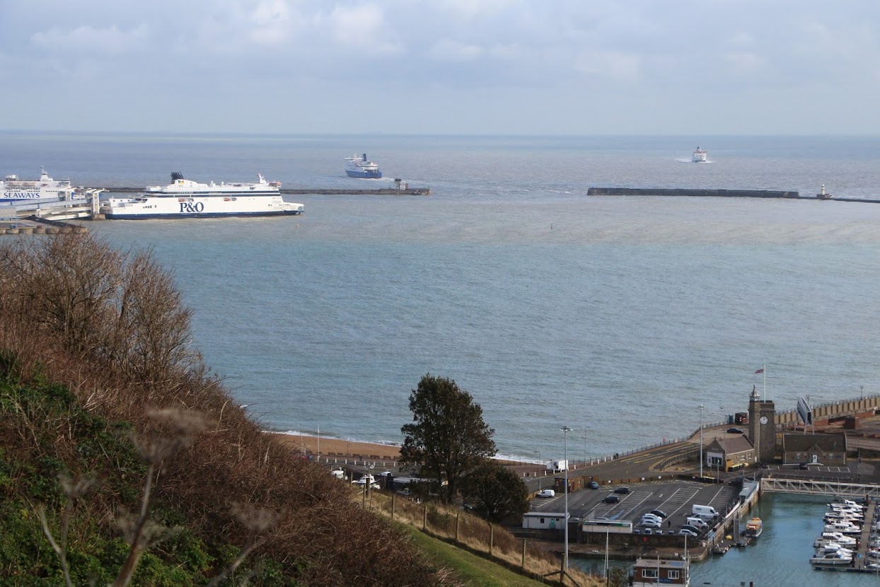 Port of Dover, met de gewone bedrijvigheid van de veerdiensten op Frankrijk