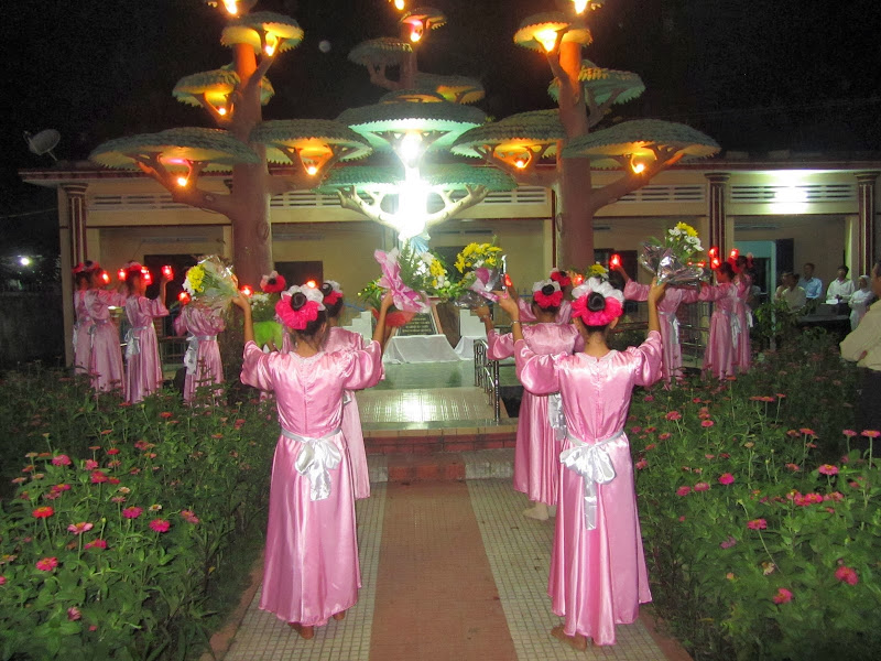 Cộng đoàn Giáo xứ Hoa Châu dâng hoa kính Đức Mẹ, kết thúc tháng Mân côi