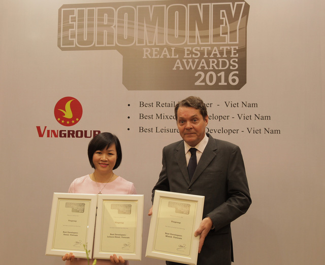 Bà Dương Mai Hoa – Tổng Giám đốc Tập đoàn Vingroup nhận giải thưởng do Tạp chí Euromoney trao tặng