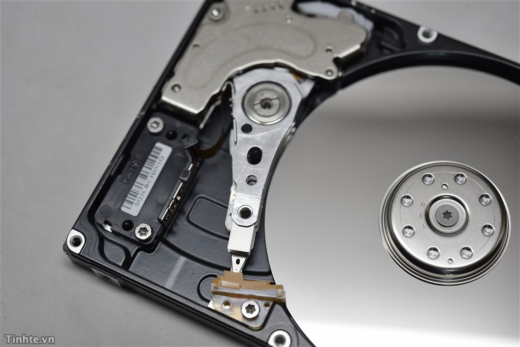 Bên trong ổ cứng laptop có gì? o-cung-laptop (8).
