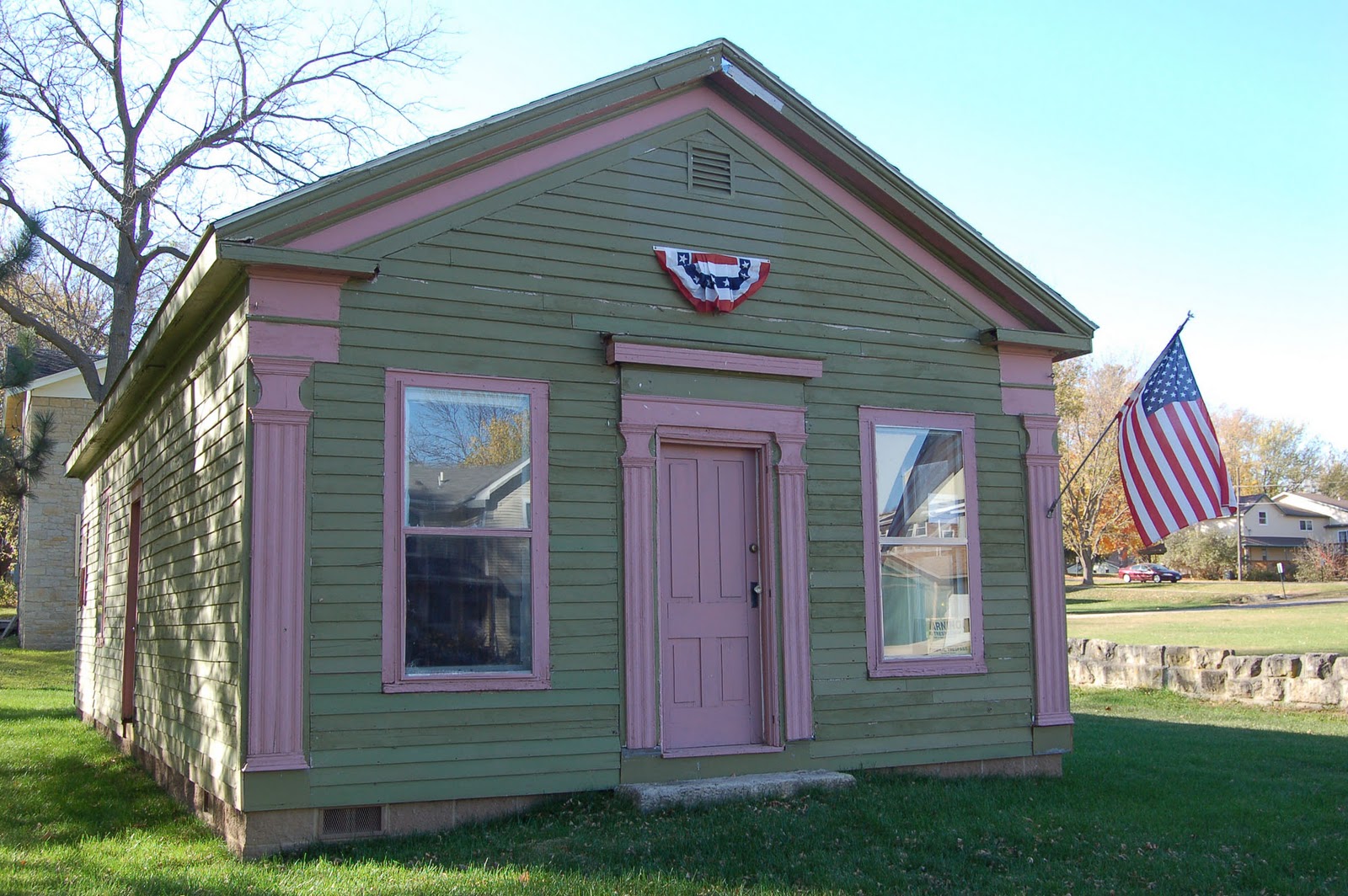 The Old House Blog Greek Revival The Gabled Front Of House Please Ignore Horrific Paint Colors