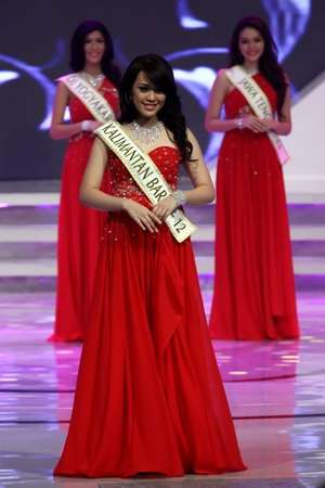 VIDEO GAMBAR MISS INDONESIA 2013 Vania Larissa Biografi Pendidikan