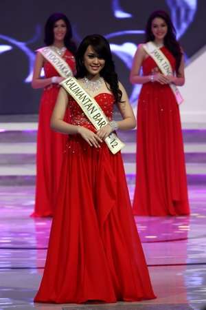 VIDEO GAMBAR MISS INDONESIA 2013 Vania Larissa Biografi Pendidikan 