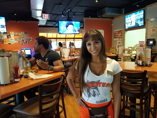 American Restaurant «Hooters», reviews and photos, 5670 Northridge Dr, Gurnee, IL 60031, USA