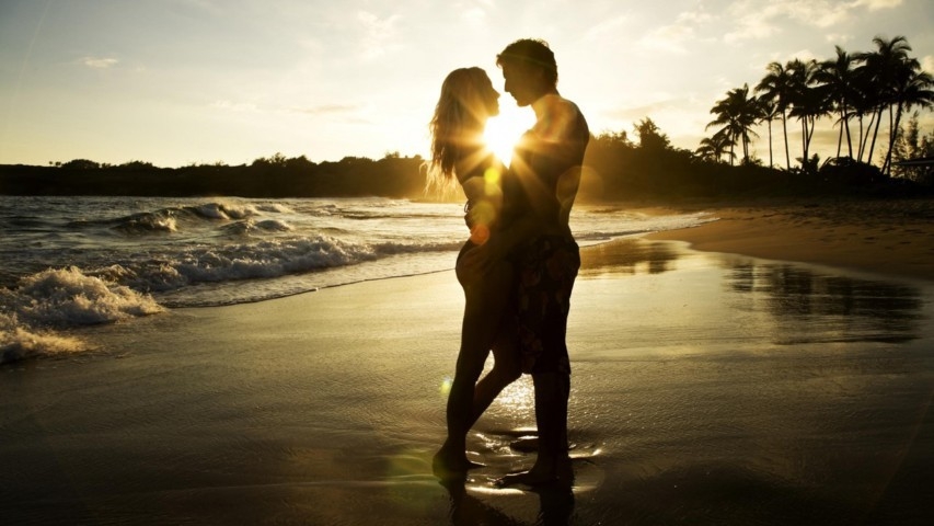 Hình ảnh cặp đôi hôn nhau trên bãi biển