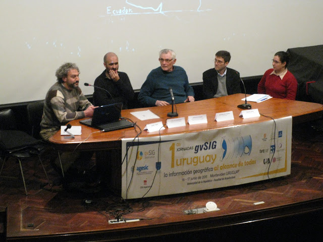 Mesa de clausura; de izq. a der.: Daniel Viñar (CSIC), Carlos Soderguit (Grupo Usuarios JAVA), Ernesto Agazzi (Senador de la República), Joaquín del Cerro (Asociación gvSIG), Raquel Sosa (Fac. Ingeniería)