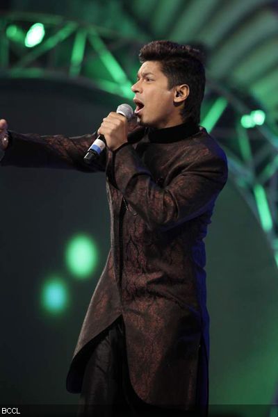 Singer Shaan works his magic during 'Global Sounds Of Peace' music concert, held at Andheri Sports Complex in Mumbai on January 30, 2013. (Pic: Viral Bhayani)