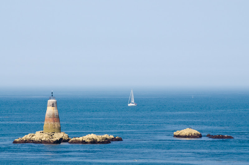 Amer en mer avec un bateau blanc... 20110801_109_Brehat_rochers_sur_ocean_DSC0830