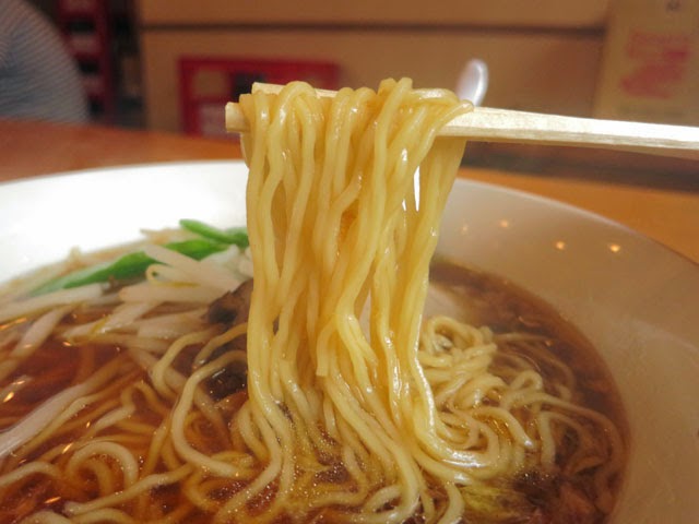 若干黄色みを帯びた中細麺