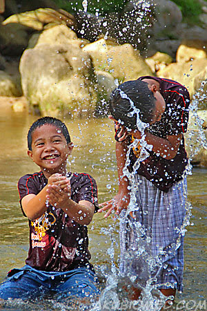main serang air main serang air