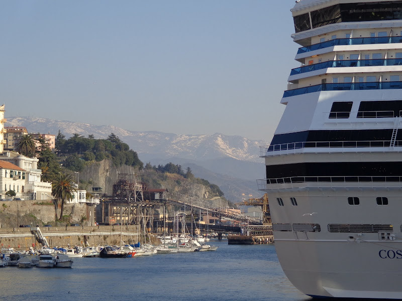 А включите-ка мне усилители качки! А подайте-ка белых пиджаков. Costa Paсifica февраль 13г