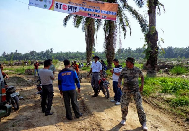 protes pengusaan bantaran sungai tersebut untuk dijadikan lokasi perkebunan kelapa sawit oleh PT. Sinar Pendawa. protes pengusaan bantaran sungai tersebut untuk dijadikan lokasi perkebunan kelapa sawit oleh PT. Sinar Pendawa.