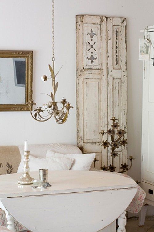 Una casa decorada en blanco y toques de estilo vintage