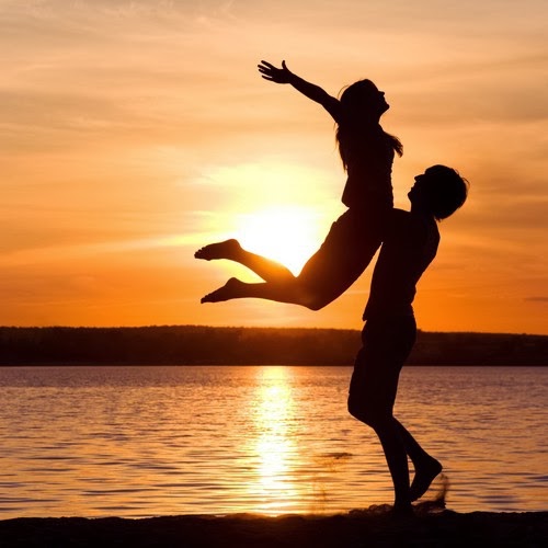 Đôi tình nhân vui đùa trên Biển Đôi tình nhân vui đùa trên Biển