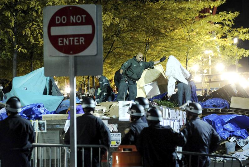 El desalojo de los indignados se realizó durante la madrugada del 15 de noviembre.