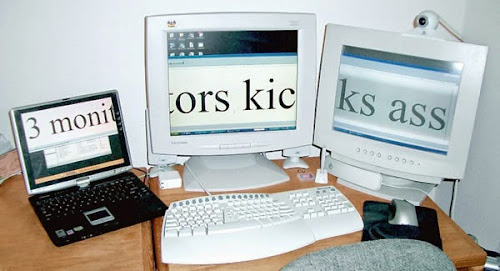 Due monitor (con Desktop esteso), una tastiera ed un mouse collegati al medesimo laptop