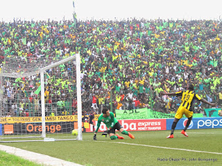 But de l’As Vita club de la RDC contre CS Sfaxien de la Tunisie le 21/09/2014 au stade Tata Raphaël à Kinshasa, lors du match de la demi-finale aller de la ligue des champions de la Caf, score : 2-1 . Radio Okapi/Ph. John Bompengo