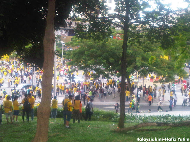 Bersih 3.0 - ஒரு லட்சம் பேர் தலைநகர் கோலாலம்பூரில் குவிந்துள்ளனர். கண்ணீர்ப்புகைக் குண்டுகள் வீசப்பட்டுள்ளது. - Page 5 Bandar-Kuala-Lumpur-20120428-00286
