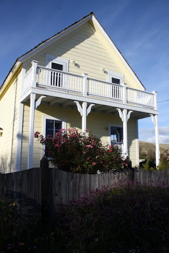 Yellow house in Pescadero California
