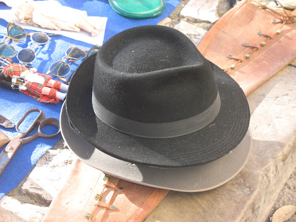 Sombreros en el "mercado da ladra"-Lisboa