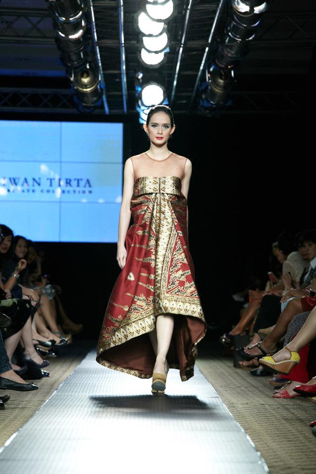 IWAN TIRTA Private Collection - Plaza Indonesia Fashion Week 2013