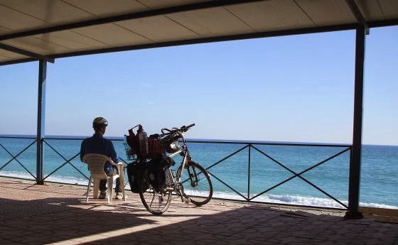 Pause am Ufer des Ionischen Meeres bei Monasterace Marina, Kalabrien, Italien
