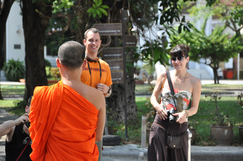 Монах на территории Храма в Бангкоке