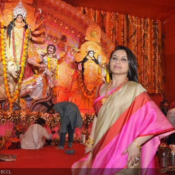 Rani Mukerji offers her prayers during Durga Puja celebrations in Mumbai. (Pic: Viral Bhayani)
