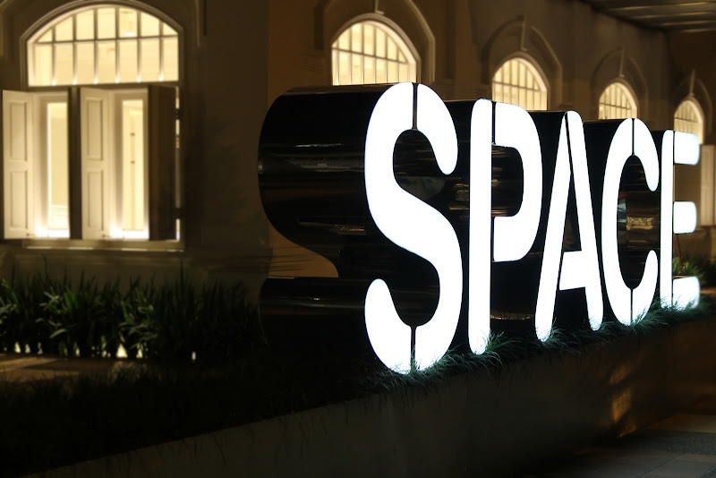 IMAGE: https://lh4.googleusercontent.com/-MuORLpsyyE4/TpOP9cPvhoI/AAAAAAAAeAM/bBppVzdb4aM/s800/IMG_5145.jpg