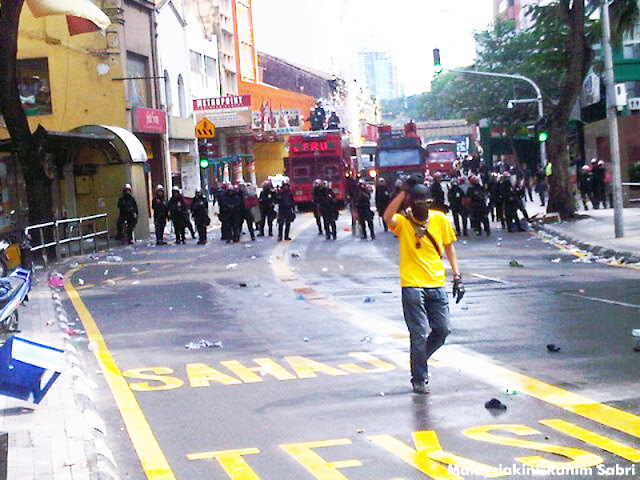Bersih 3.0 - ஒரு லட்சம் பேர் தலைநகர் கோலாலம்பூரில் குவிந்துள்ளனர். கண்ணீர்ப்புகைக் குண்டுகள் வீசப்பட்டுள்ளது. - Page 5 IMG05192-20120428-1538