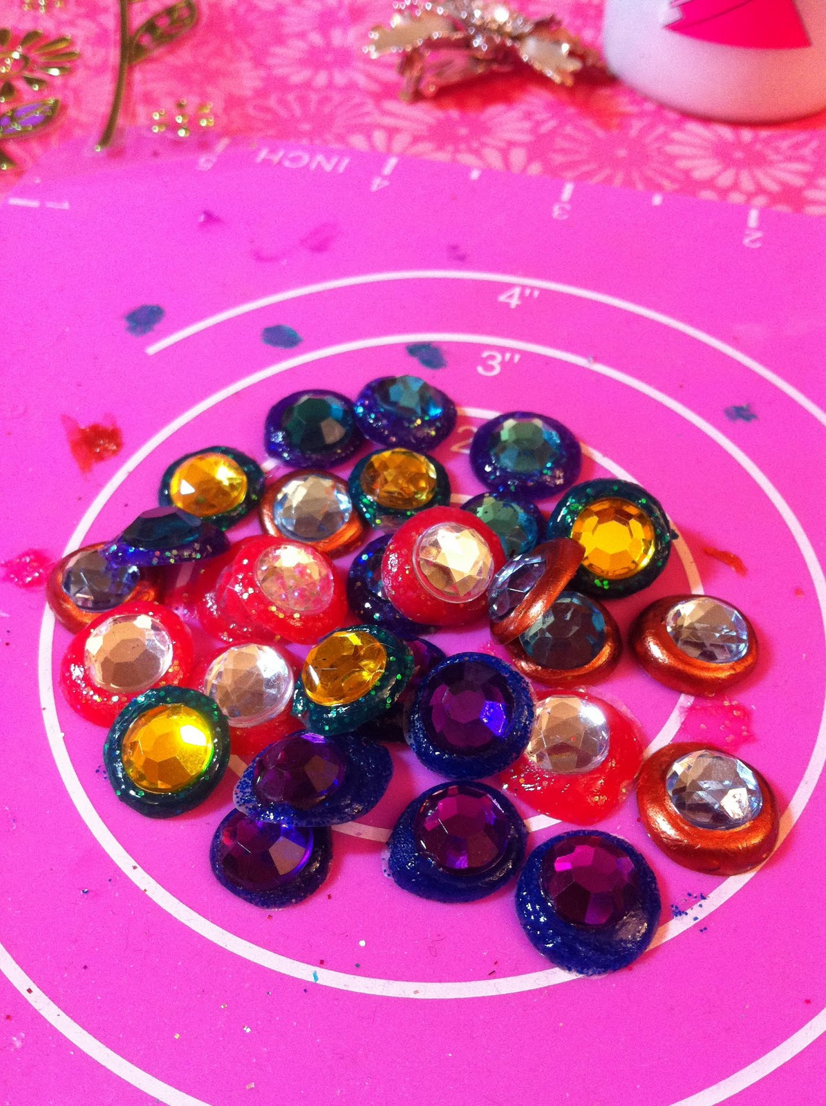 HOW TO: Squeeze Paint Gem Dots! - Crafty Chica
